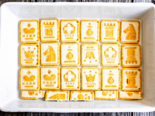Step 1 how to make lemon icebox cake, Line the bottom of the pan with a single layer of Chessman cookies.
