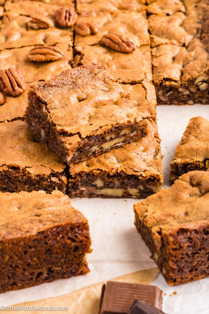 Rich, chewy Brown Butter Blondies with nutty pecans, melty chocolate, and bold butterscotch flavor. Easy, delicious, and perfect for sharing. #brownbutter #blondies sliced brown butter blondies topped with pecans