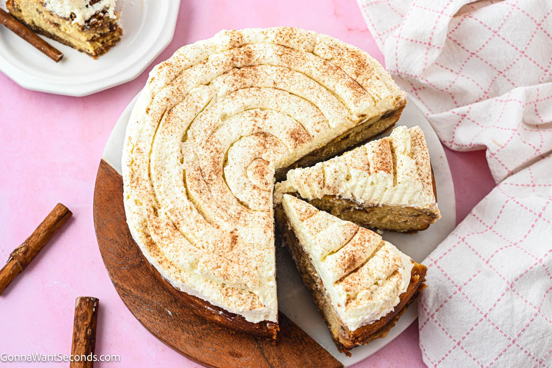 Cinnamon Roll Cheesecake has gooey cinnamon rolls, creamy cheesecake with buttery graham crust, cinnamon-swirl layers, and cream cheese frosting on top. #cinnamonroll #cinnamoncheesecake cinnamon roll cheesecake with cream cheese frosting