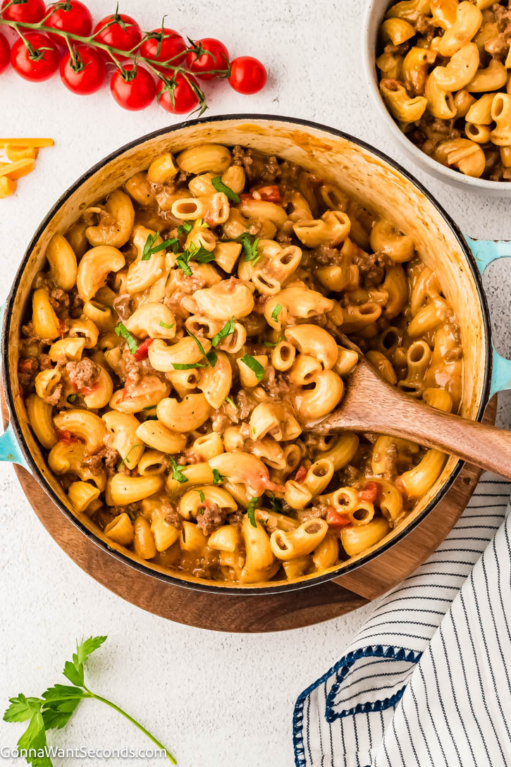 This One Pot Cheeseburger Macaroni has tender pasta, seasoned ground beef, and melty cheese with beefy sauce that tastes like your fave cheeseburger! #onepotmacaroni #cheeseburgermacaroni One Pot Cheeseburger Macaroni in a pot