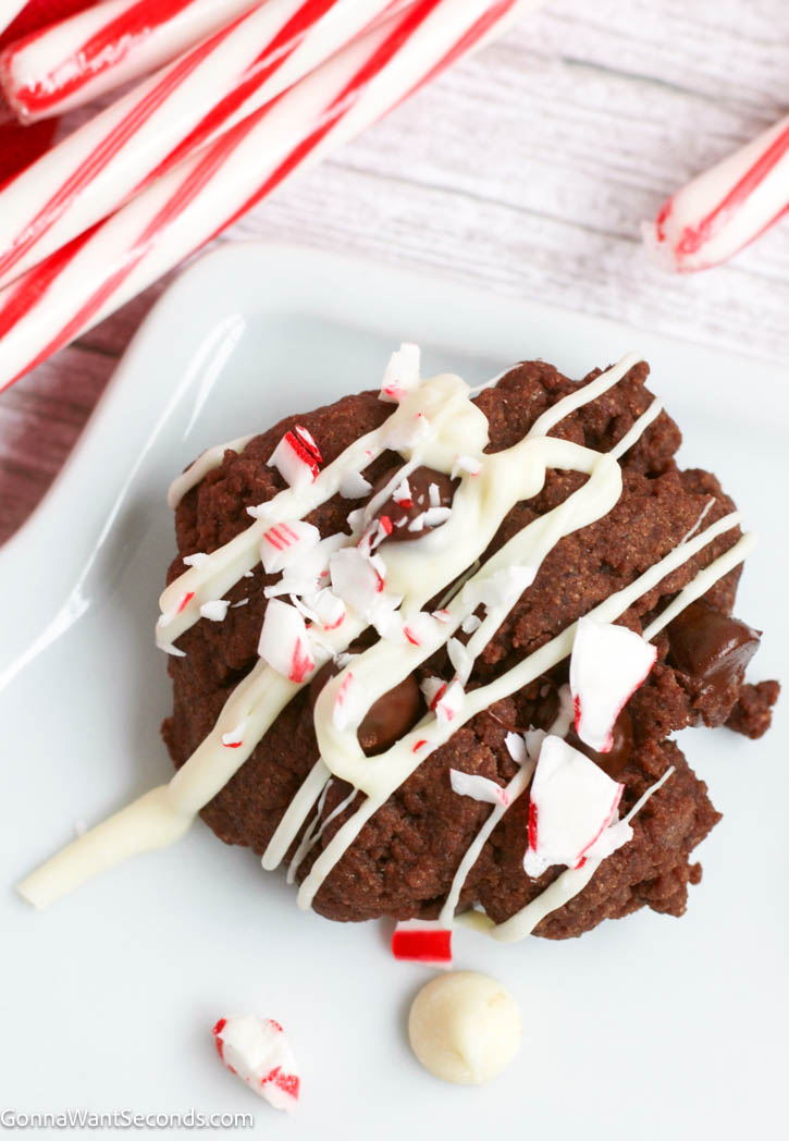 Chocolate Peppermint Cookies have fudgy double chocolate centers, smooth white chocolate dip, and peppermint crunch. Perfect for Christmas cookie tray. #chocolatecookies #peppermintcookies Chocolate Peppermint Cookies drizzled with white chocolate and crushed peppermint candies